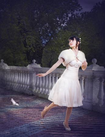 donna, bianco, abito, giardino, a piedi Evgeniya Tubol - Dreamstime