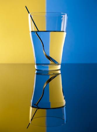 di vetro, cucchiaio, acqua, giallo, blu Alex Salcedo - Dreamstime