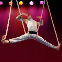 Pixwords L`immagine con uomo, impiccagione, circo, rosso, archi Galina Barskaya - Dreamstime