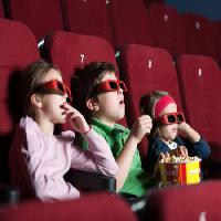 I bambini, guardano, film, popcorn, sedili, rosso Agencyby - Dreamstime