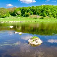 Pixwords L`immagine con acqua, verde, lago, foresta, roccia, cielo, nuvole Oleksandr Kalyna (Alexkalina)