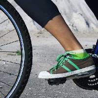Pixwords L`immagine con piedi, in bicicletta, gamba, bicicletta, pneumatici, scarpe Leonidtit