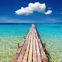 Pixwords L`immagine con mare, acqua, passeggiata, legno, ponte, oceano, blu, cielo, nuvola Dmitry Pichugin - Dreamstime