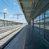 Pixwords L`immagine con stazione, treno, piste, vetro, cielo, ferrovia Quintanilla