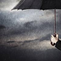Pixwords L`immagine con la pioggia, ombrello, gocce, mano Arman Zhenikeyev - Dreamstime