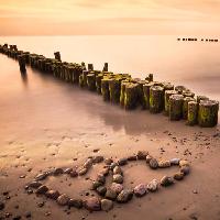 Pixwords L`immagine con acqua, cuore, cuori, pietre, legno, sabbia, spiaggia Manuela Szymaniak (Manu10319)